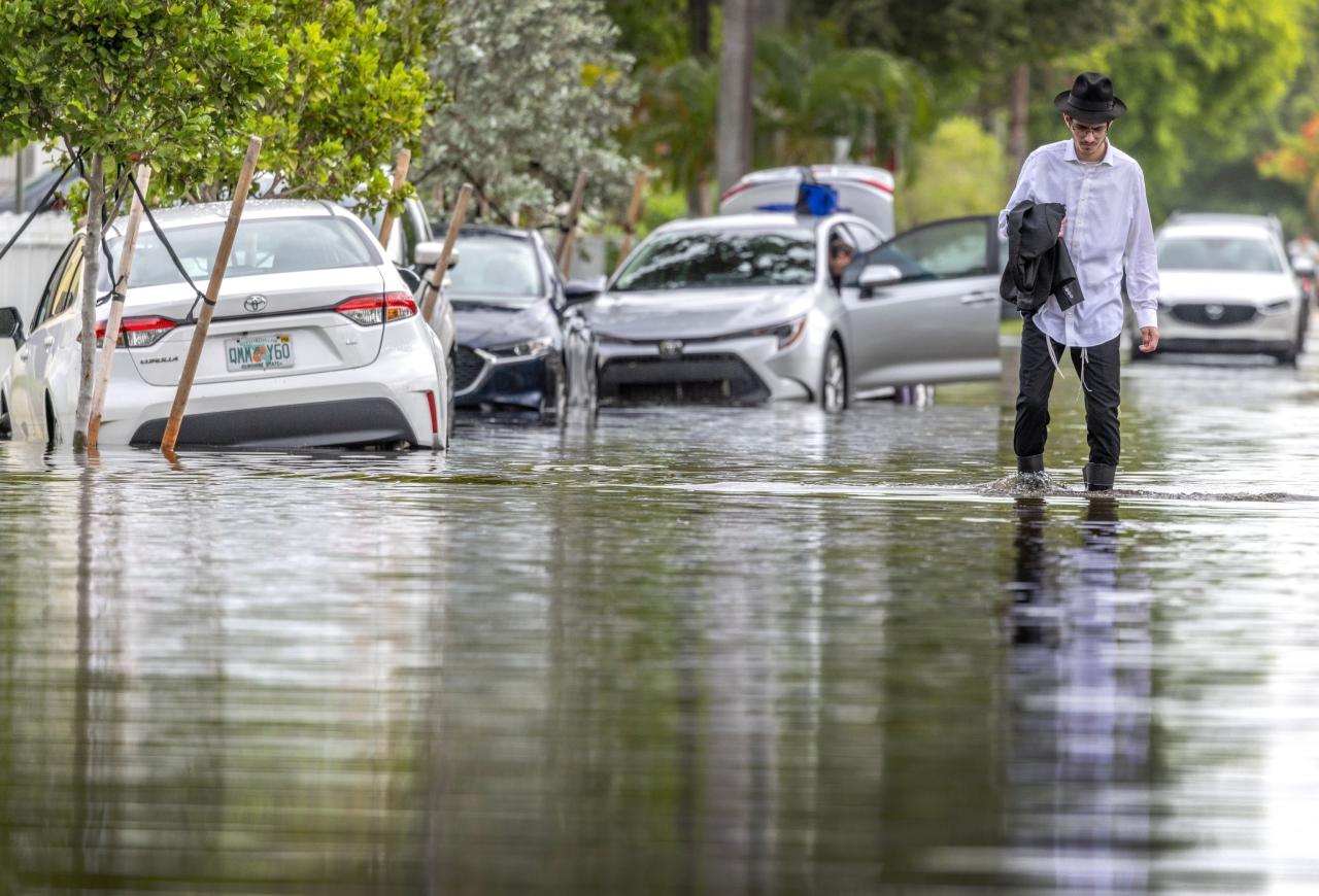 More flooding in the forecast after more than 2 feet of rain inundates  South Florida - ABC News